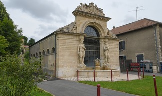 Architecture remarquable : fontaine de neptune et d'amphitrite - Lacroix-sur-Meuse