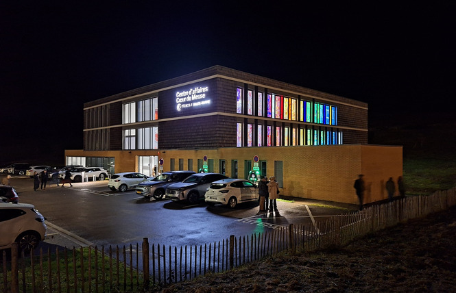 Façade illuminée contemporaine 2 - Les Trois-Domaines