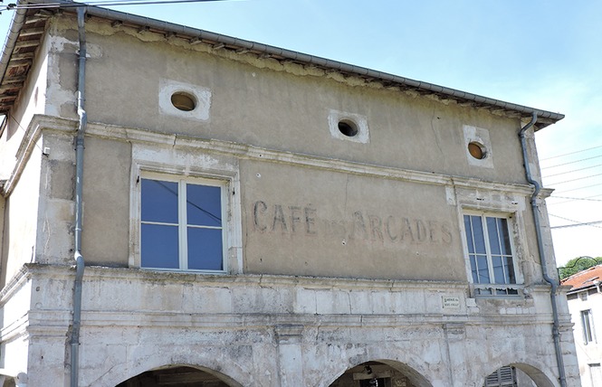 Façade remarquable : cafe des arcades 1 - Saint-Mihiel