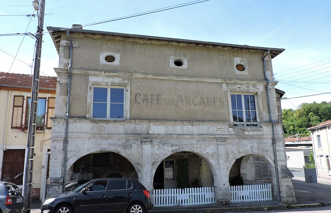 Façade remarquable : cafe des arcades 2 - Saint-Mihiel