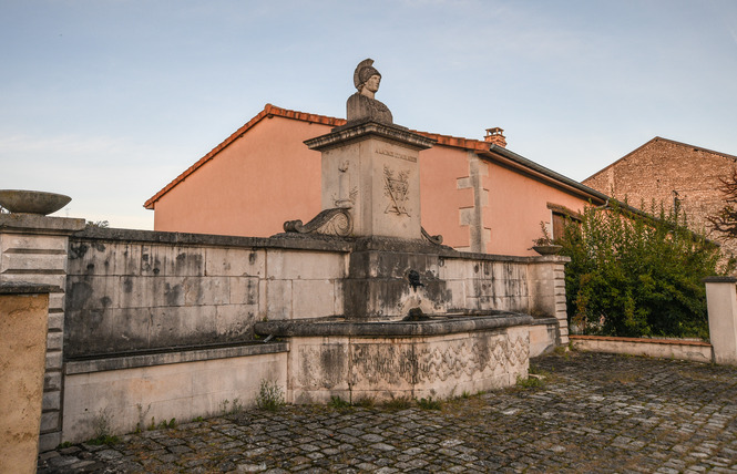 Architecture remarquable : fontaine de minerve 1 - Lacroix-sur-Meuse