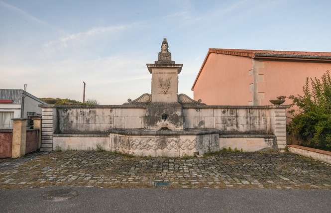 Architecture remarquable : fontaine de minerve 2 - Lacroix-sur-Meuse